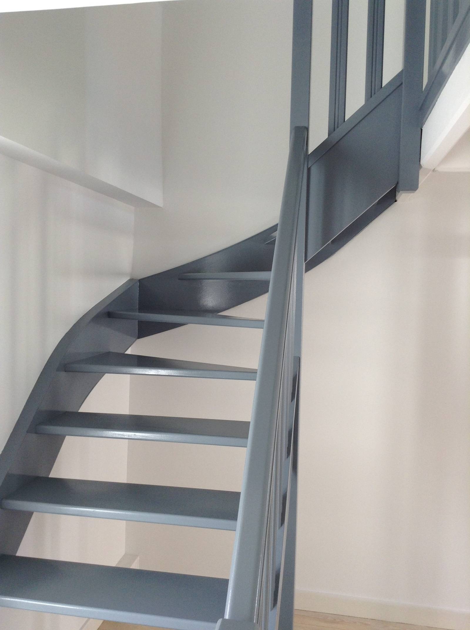 Escalier intérieur repeint en gris, chantier terminé