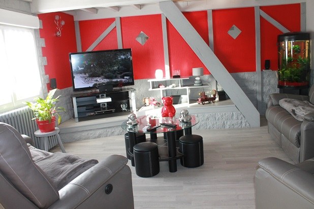 Salon avec mur rouge et motifs décoratifs peints