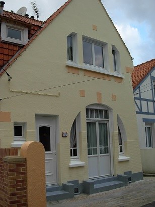 Façade à pignon sur rue à Berck après ravalement, teinte crème et encadrements ocre
