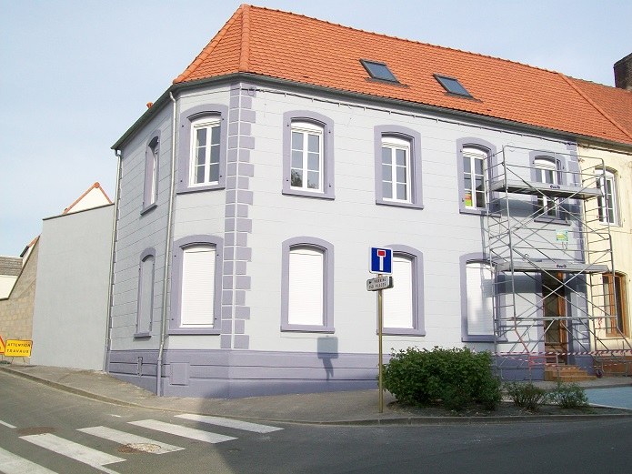 Façade de maison de ville à Samer après ravalement, teinte bleu-gris et encadrements blancs