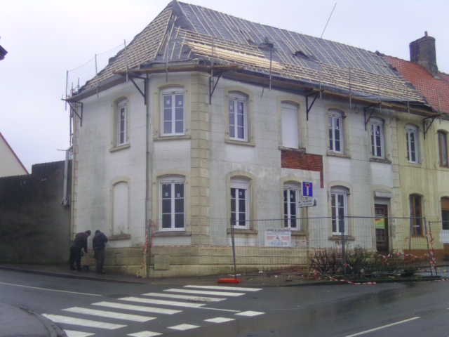 Maison de ville d'angle à Samer avant ravalement, façade défraîchie et toiture en réfection