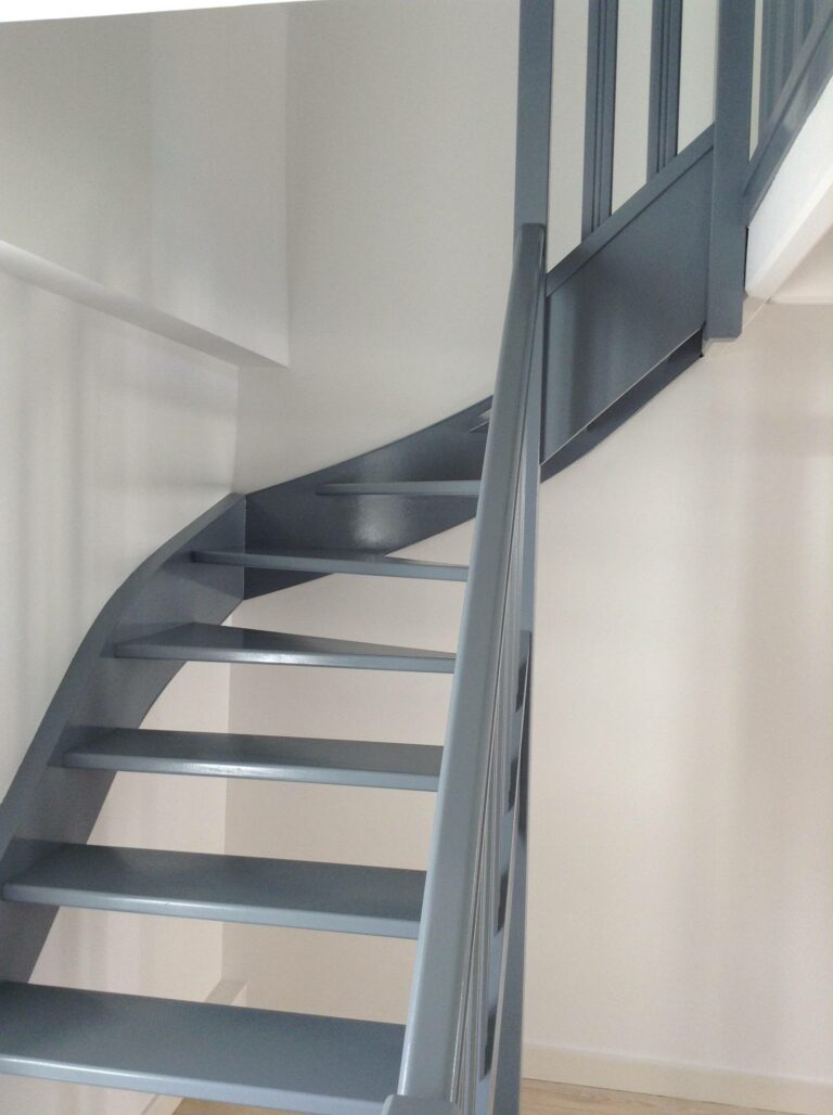 Escalier intérieur repeint en gris, chantier terminé