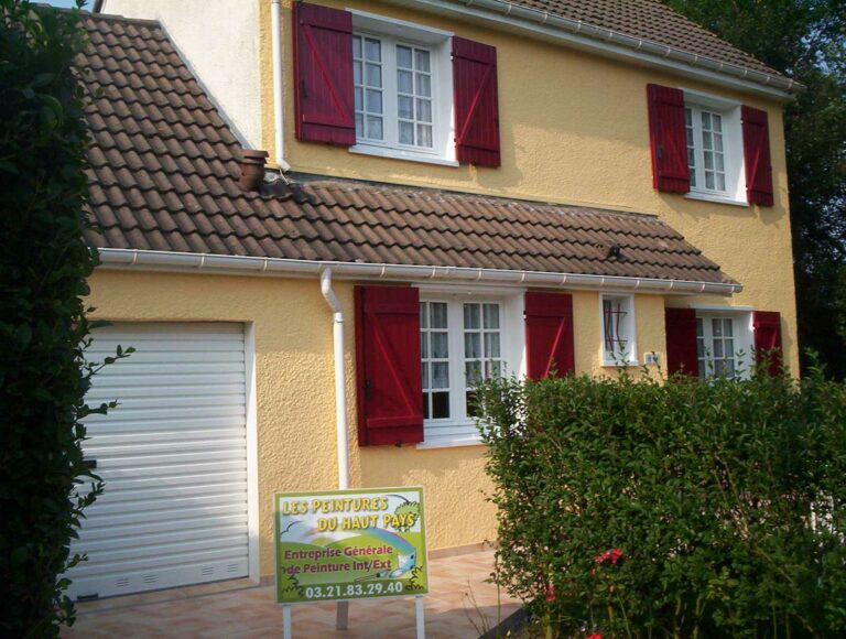 Façade de maison peinte en jaune avec volets bordeaux à Hardelot