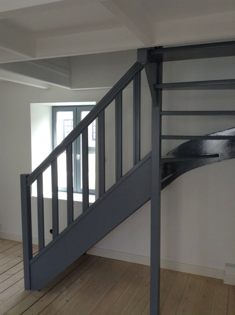 Montée d'escalier repeinte en gris