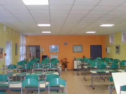 Salle commune de l'IME de Hucqueliers repeinte en jaune et orange
