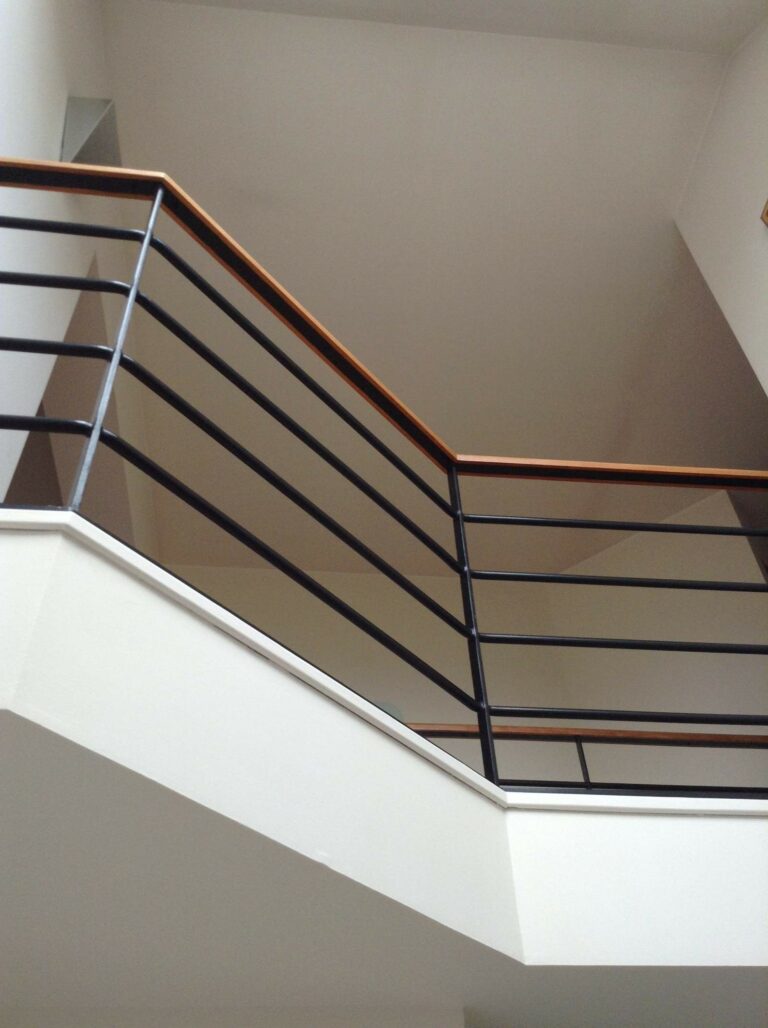 Rambarde d'escalier peinte en blanc avec main courante en bois