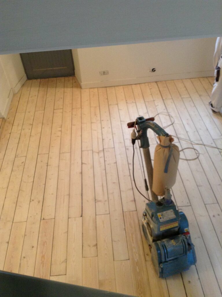 Ponçage et rénovation d'un parquet en bois clair